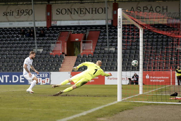 10.10.2026, xhettx, Fussball 3.Liga, SG Sonnenhof Grossaspach - SV Waldhof Mannheim v.l. Julian Ulbricht (SV Waldhof Mannheim, 10) mit dem 1:5