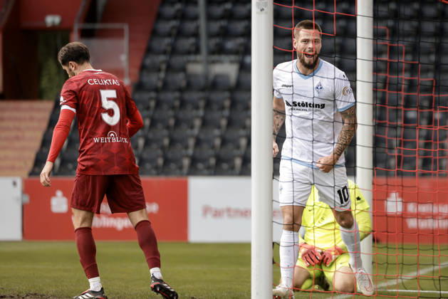 10.10.2026, xhettx, Fussball 3.Liga, SG Sonnenhof Grossaspach - SV Waldhof Mannheim v.l. Julian Ulbricht (SV Waldhof Mannheim, 10) bejubelt das 1:5