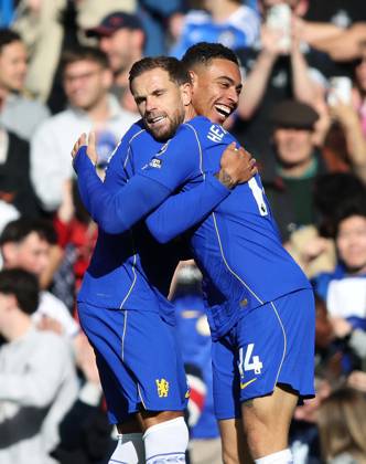 Premier League - Chelsea v AFC Bournemouth LONDON, ENGLAND, OCTOBER 10: GOAL 1-0, Jordan Henderson of Chelsea goal celebration with Morgan Rogers of Chelsea after scoring a goal to make the score 1-0 during The Premier League match between Chelsea v AFC Bournemouth at Stamford Bridge Stadium, London, England, on October 10. (Photo by Daniel Weir) London Stamford Bridge Stadium England Copyright: xDanielxWeir SportsxPressxPhotox Sportspressphoto_SPR250768
