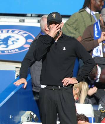 Premier League - Chelsea v AFC Bournemouth LONDON, ENGLAND, OCTOBER 10: Marco Rose Manager of AFC Bournemouth looks disappointed & dejected during The Premier League match between Chelsea v AFC Bournemouth at Stamford Bridge Stadium, London, England, on October 10. (Photo by Daniel Weir) London Stamford Bridge Stadium England Copyright: xDanielxWeir SportsxPressxPhotox Sportspressphoto_SPR250772