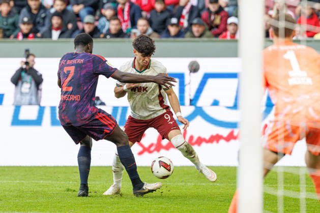 Rodrigo Ribeiro (9, FC Augsburg) und Dayot Upamecano (2, FC Bayern München) im Vordergrund, Manuel Neuer (1, FC Bayern München) beim Spiel zwischen FC Augsburg v FC Bayern München, Fussball, Herren, Bundesliga, 2026 2027, 5.Spieltag am 10.10.2026 in Augsburg, WWK ARENA. DFL and DFB regulations prohibit any use of photographs as image sequences and or quasi-video. Bayern Deutschland