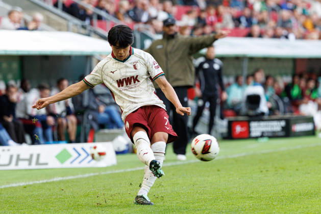 Young-Woo Seol (7, FC Augsburg) beim Spiel zwischen FC Augsburg v FC Bayern München, Fussball, Herren, Bundesliga, 2026 2027, 5.Spieltag am 10.10.2026 in Augsburg, WWK ARENA. DFL and DFB regulations prohibit any use of photographs as image sequences and or quasi-video. Bayern Deutschland