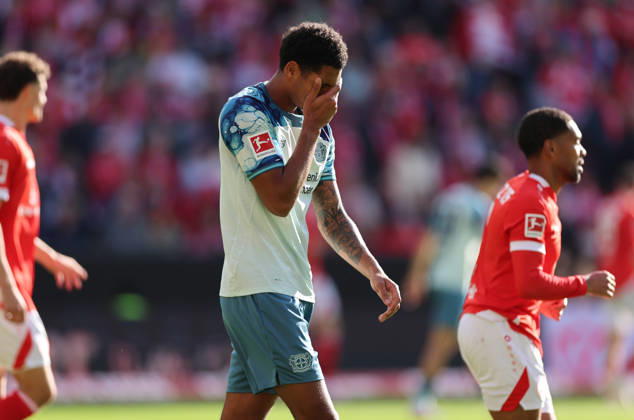 10.10.2026, Fussball Bundesliga, 1. FSV Mainz 05 - Bayer 04 Leverkusen, v.l., Jarell Quansah (Bayer 04 Leverkusen) enttaeuscht, enttaeuscht schauend, dissapointed, traurig, frustiert, frust, gefrustet, frustrated DFL DFB REGULATIONS PROHIBIT ANY USE OF PHOTOGRAPHS AS IMAGE SEQUENCES AND OR QUASI-VIDEO. xdcx Copyright: HMBxMedia Claus