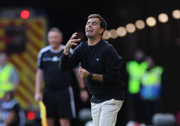 10.10.2026, Fussball Bundesliga, 1. FSV Mainz 05 - Bayer 04 Leverkusen, v.l., Trainer Carles Martinez (Bayer 04 Leverkusen) gibt Anweisungen, gestikuliert, mit den Armen gestikulieren, gives instructions, gesticulate DFL DFB REGULATIONS PROHIBIT ANY USE OF PHOTOGRAPHS AS IMAGE SEQUENCES AND OR QUASI-VIDEO. xdcx Copyright: HMBxMedia Claus