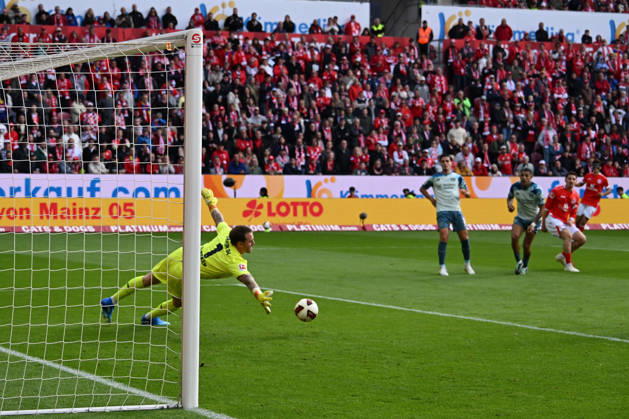 10.10.2026, xsltx, Fussball 1.Bundesliga, FSV Mainz 05 - Bayer 04 Leverkusen v.l. Mark Flekken (Bayer 04 Leverkusen) beim Tor zum 2:2 (DFL DFB REGULATIONS PROHIBIT ANY USE OF PHOTOGRAPHS as IMAGE SEQUENCES and or QUASI-VIDEO) Mainz