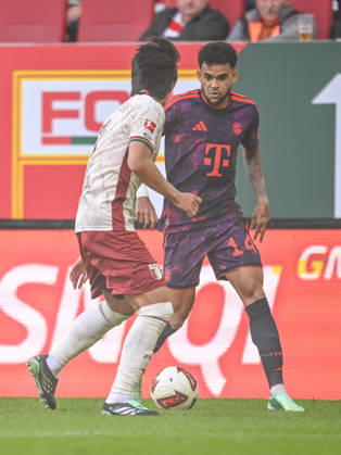 Youngwoo Seol (FC Augsburg) und Luis Diaz (FC Bayern Muenchen) im Zweikampf waehrend des spiels der 1. Bundesliga zwischen FC Augsburg und FC Bayern Muenchen, WWK Arena am 10. October 2026 in Augsburg, Deutschland. (Foto von Harry Langer DeFodi Images) +++ Youngwoo Seol (FC Augsburg) und Luis Diaz (FC Bayern Muenchen) battle for the ball during the Bundesliga match between FC Augsburg and FC Bayern Muenchen at WWK Arena on October 10, 2026 in Augsburg, Germany. (Photo by Harry Langer DeFodi Images) DFB DFL REGULATIONS PROHIBIT ANY USE OF PHOTOGRAPHS AS IMAGE SEQUENCES AND OR QUASI-VIDEO. (Photo by Harry Langer DeFodi Images) DFB DFL REGULATIONS PROHIBIT ANY USE OF PHOTOGRAPHS AS IMAGE SEQUENCES AND OR QUASI-VIDEO. -