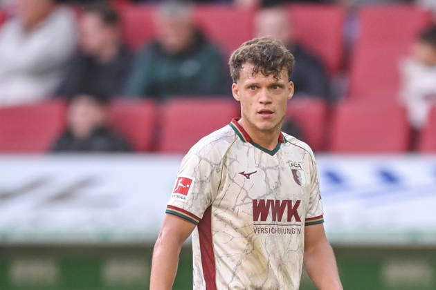Hennes Behrens (FC Augsburg) Schaut waehrend des spiels der 1. Bundesliga zwischen FC Augsburg und FC Bayern Muenchen, WWK Arena am 10. October 2026 in Augsburg, Deutschland. (Foto von Harry Langer DeFodi Images) +++ Hennes Behrens (FC Augsburg) Looks on during the Bundesliga match between FC Augsburg and FC Bayern Muenchen at WWK Arena on October 10, 2026 in Augsburg, Germany. (Photo by Harry Langer DeFodi Images) DFB DFL REGULATIONS PROHIBIT ANY USE OF PHOTOGRAPHS AS IMAGE SEQUENCES AND OR QUASI-VIDEO. (Photo by Harry Langer DeFodi Images) DFB DFL REGULATIONS PROHIBIT ANY USE OF PHOTOGRAPHS AS IMAGE SEQUENCES AND OR QUASI-VIDEO. -