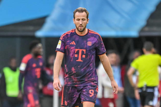 Harry Kane (FC Bayern Muenchen) gestikuliert, gestik waehrend des spiels der 1. Bundesliga zwischen FC Augsburg und FC Bayern Muenchen, WWK Arena am 10. October 2026 in Augsburg, Deutschland. (Foto von Harry Langer DeFodi Images) +++ Harry Kane (FC Bayern Muenchen) gestures during the Bundesliga match between FC Augsburg and FC Bayern Muenchen at WWK Arena on October 10, 2026 in Augsburg, Germany. (Photo by Harry Langer DeFodi Images) DFB DFL REGULATIONS PROHIBIT ANY USE OF PHOTOGRAPHS AS IMAGE SEQUENCES AND OR QUASI-VIDEO. (Photo by Harry Langer DeFodi Images) DFB DFL REGULATIONS PROHIBIT ANY USE OF PHOTOGRAPHS AS IMAGE SEQUENCES AND OR QUASI-VIDEO. -