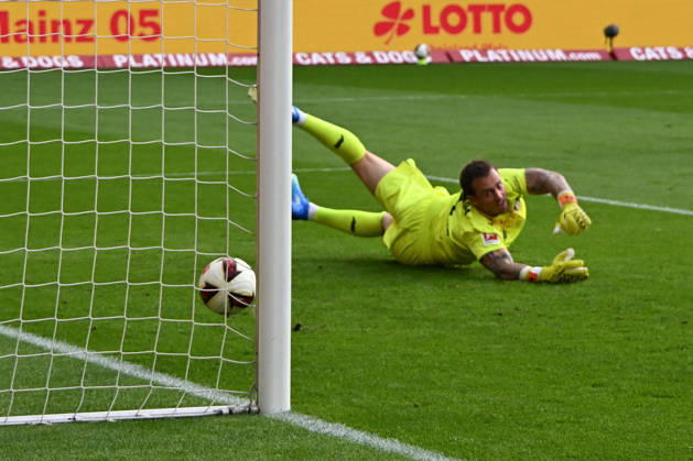 10.10.2026, xsltx, Fussball 1.Bundesliga, FSV Mainz 05 - Bayer 04 Leverkusen v.l. Mark Flekken (Bayer 04 Leverkusen) beim Tor zum 2:2 (DFL DFB REGULATIONS PROHIBIT ANY USE OF PHOTOGRAPHS as IMAGE SEQUENCES and or QUASI-VIDEO) Mainz