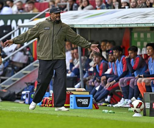 10.10.2026, Fussball Bundesliga 2026 2027, 5.Spieltag, FC Augsburg - FC Bayern München, in der WWK-Arena Augsburg, Trainer Vincent Kompany (FC Bayern München) ist ratlos.