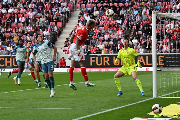 10.10.2026, xsltx, Fussball 1.Bundesliga, FSV Mainz 05 - Bayer 04 Leverkusen v.l. Philipp Tietz (FSV Mainz 05) Mark Flekken (Bayer 04 Leverkusen) (DFL DFB REGULATIONS PROHIBIT ANY USE OF PHOTOGRAPHS as IMAGE SEQUENCES and or QUASI-VIDEO) Mainz