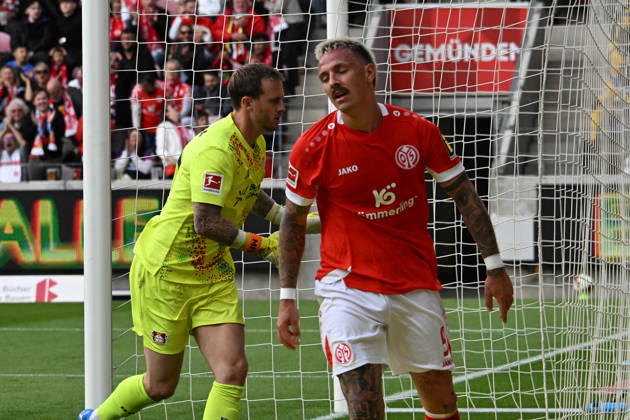 10.10.2026, xsltx, Fussball 1.Bundesliga, FSV Mainz 05 - Bayer 04 Leverkusen v.l. Philipp Tietz (FSV Mainz 05) Mark Flekken (Bayer 04 Leverkusen) (DFL DFB REGULATIONS PROHIBIT ANY USE OF PHOTOGRAPHS as IMAGE SEQUENCES and or QUASI-VIDEO) Mainz