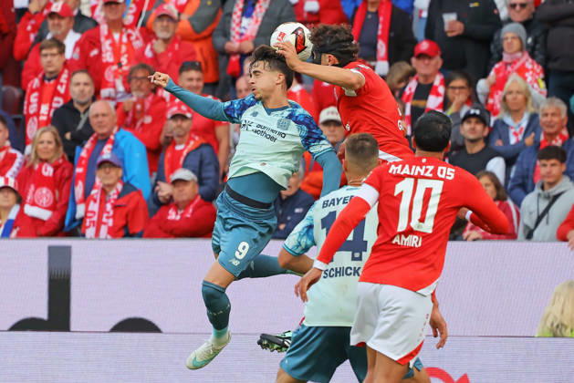 Mainz, Deutschland 10. Oktober 2026: 1. Bundesliga - 2026 2027 - 5. Spieltag - 1. FSV Mainz 05 gegen Bayer 04 Leverkusen Im Bild: v. li. im Zweikampf Afonso Moreira (B04) gegen Fabio Gruber (M05) . DFL regulations prohibit any use of photographs as image sequences and or quasi-video Mewa Arena Rheinland - Pfalz Copyright: xFotostandx xRacochax