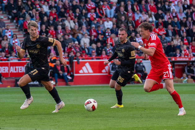 Deutschland: Fussball 1. Bundesliga, 5. Spieltag 2026 2027, 1.FC Union Berlin - SV Elversberg am 10.10.2026 in Berlin (Stadion An der Alten Försterei): Tim Skarke (1. FC Union Berlin, 21) am Ball Zweikampf mit Maximilian Rohr (SV Elversberg, 31) Copyright: xSvenxHeidmannx