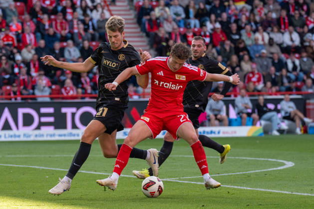 Deutschland: Fussball 1. Bundesliga, 5. Spieltag 2026 2027, 1.FC Union Berlin - SV Elversberg am 10.10.2026 in Berlin (Stadion An der Alten Försterei): Tim Skarke (1. FC Union Berlin, 21) am Ball Zweikampf mit Maximilian Rohr (SV Elversberg, 31) Copyright: xSvenxHeidmannx