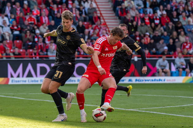Deutschland: Fussball 1. Bundesliga, 5. Spieltag 2026 2027, 1.FC Union Berlin - SV Elversberg am 10.10.2026 in Berlin (Stadion An der Alten Försterei): Tim Skarke (1. FC Union Berlin, 21) am Ball Zweikampf mit Maximilian Rohr (SV Elversberg, 31) Copyright: xSvenxHeidmannx