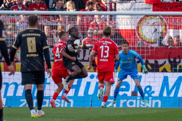 Deutschland: Fussball 1. Bundesliga, 5. Spieltag 2026 2027, 1.FC Union Berlin - SV Elversberg am 10.10.2026 in Berlin (Stadion An der Alten Försterei): Noel Futkeu (SV Elversberg, 9) Zweikampf mit Zeno van den Bosch (1. FC Union Berlin, 4) Copyright: xSvenxHeidmannx