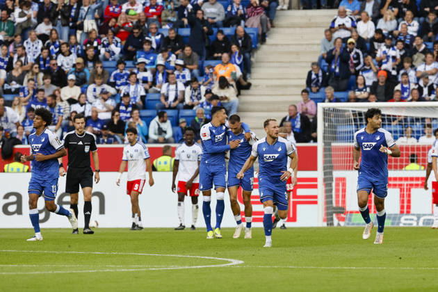 Torjubel TSG Hoffenheim beim 1:1 durch Fisnik Asllani (TSG Hoffenheim, 11), Freude, Begeisterung, positive Emotionen, Torerfolg , Deutschland, Fussball, 1. Bundesliga, 5.Spieltag, 2026 2027, TSG Hoffenheim vs. Hamburger SV, 10.10.2026, Sinsheim SNP Arena Deutschland Copyright: xGrantxHubbsx