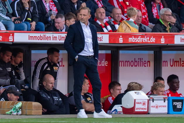 Deutschland: Fussball 1. Bundesliga, 5. Spieltag 2026 2027, 1.FC Union Berlin - SV Elversberg am 10.10.2026 in Berlin (Stadion An der Alten Försterei): Mauro Lustrinelli (1. FC Union Berlin, Trainer) an der Seitenlinie Copyright: xSvenxHeidmannx