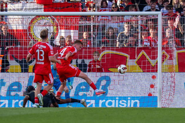 Deutschland: Fussball 1. Bundesliga, 5. Spieltag 2026 2027, 1.FC Union Berlin - SV Elversberg am 10.10.2026 in Berlin (Stadion An der Alten Försterei): Noel Futkeu (SV Elversberg, 9) Zweikampf mit Zeno van den Bosch (1. FC Union Berlin, 4) Copyright: xSvenxHeidmannx
