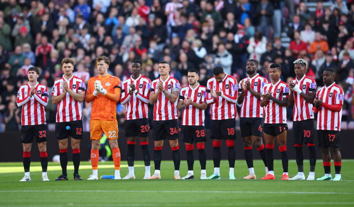 Sunderland v Brighton and Hove Albion - Premier League 2026 27 Sunderland players observe a minutes applause before the Premier League 2026 27 match between Sunderland and Brighton & Hove Albion at Stadium of Light on October 10, 2026 in Sunderland, England. WARNING! This Photograph May Only Be Used For Newspaper And Or Magazine Editorial Purposes. May Not Be Used For Publications Involving 1 player, 1 Club Or 1 Competition Without Written Authorisation From Football DataCo Ltd. For Any Queries, Please Contact Football DataCo Ltd on +44 (0) 207 864 9121 Sunderland Stadium of Light England United Kingdom Copyright: xAllstarxPicturexLibraryxLtdx