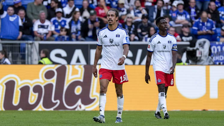 v.li.: Yussuf Poulsen (HSV, 15), Albert Sambi Lokonga (HSV, 6), Spieler vom Hamburger SV (HSV), enttäuscht schauend, Enttäuschung, Frustration, disappointed, pessimistisch, nach dem Gegentor zum 1:1, Action, Aktion, Spielszene, 10.10.2026, Sinsheim (Deutschland), Fussball, Bundesliga, TSG 1899 Hoffenheim - Hamburger SV, DFB DFL REGULATIONS PROHIBIT ANY USE OF PHOTOGRAPHS AS IMAGE SEQUENCES AND OR QUASI-VIDEO.