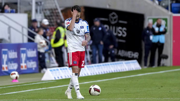 Fabio Vieira (HSV, 20), Spieler vom Hamburger SV (HSV), Freisteller, Ganzkörper, Einzelbild, Einzelfoto, Aktion, Action, enttäuscht schauend, Enttäuschung, Frustration, disappointed, pessimistisch, Spielszene, 10.10.2026, Sinsheim (Deutschland), Fussball, Bundesliga, TSG 1899 Hoffenheim - Hamburger SV, DFB DFL REGULATIONS PROHIBIT ANY USE OF PHOTOGRAPHS AS IMAGE SEQUENCES AND OR QUASI-VIDEO.