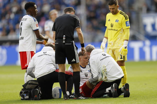 Nicolai Remberg (HSV), verletzt, verletzung, injury, im Bundesliga-Spiel zwischen der TSG 1899 Hoffenheim und dem Hamburger SV in der PreZero Arena, Sinsheim, Deutschland, am 10. Oktober 2026. in action during the Bundesliga match between TSG 1899 Hoffenheim and Hamburger SV at the PreZero Arena, Sinsheim, Germany, on October 10, 2026. DFB DFL REGULATIONS PROHIBIT ANY USE OF PHOTOGRAPHS AS IMAGE SEQUENCES AND OR QUASI-VIDEO, Copyright: HMBxMedia xHeikoxBecker