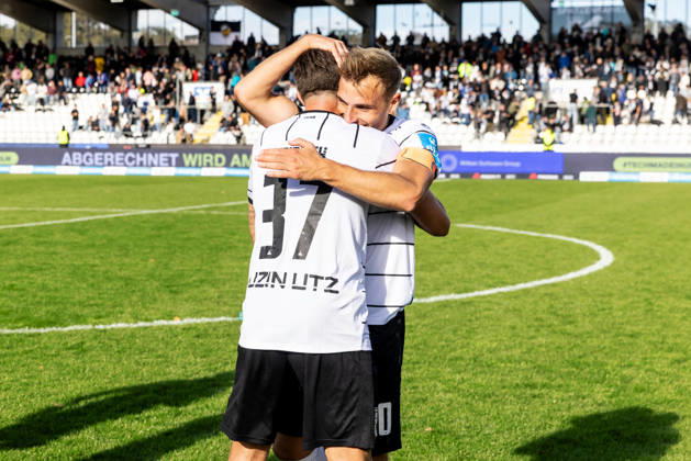 SSV Ulm 1846 Fußball vs. Eintracht Frankfurt II, Fussball, Regionalliga Südwest, 11. Spieltag, Donaustadion Ulm 10.10.26 Freude Jubel Emotionen beim SSV Ulm 1846 Fußball nach dem ersten Sieg in der Liga seit April. v.l. Moritz Heinrich (SSV Ulm 1846 Fussball, 37), Alexander Kopf (SSV Ulm 1846 Fußball, 20) SSV Ulm 1846 Fußball vs. Eintracht Frankfurt II, Fussball, Regionalliga Südwest, 11. Spieltag, Donaustadion Ulm 10.10.26 Foto: Lucca Fundel Ulm Donaustadion Baden-Württemberg Deutschland
