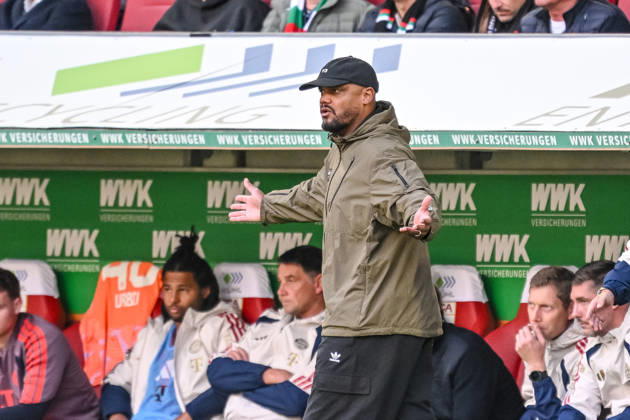 Trainer Vincent Kompany (FC Bayern Muenchen) gestikuliert, gestik waehrend des spiels der 1. Bundesliga zwischen FC Augsburg und FC Bayern Muenchen, WWK Arena am 10. October 2026 in Augsburg, Deutschland. (Foto von Harry Langer DeFodi Images) +++ Trainer Vincent Kompany (FC Bayern Muenchen) gestures during the Bundesliga match between FC Augsburg and FC Bayern Muenchen at WWK Arena on October 10, 2026 in Augsburg, Germany. (Photo by Harry Langer DeFodi Images) DFB DFL REGULATIONS PROHIBIT ANY USE OF PHOTOGRAPHS AS IMAGE SEQUENCES AND OR QUASI-VIDEO. (Photo by Harry Langer DeFodi Images) DFB DFL REGULATIONS PROHIBIT ANY USE OF PHOTOGRAPHS AS IMAGE SEQUENCES AND OR QUASI-VIDEO. -