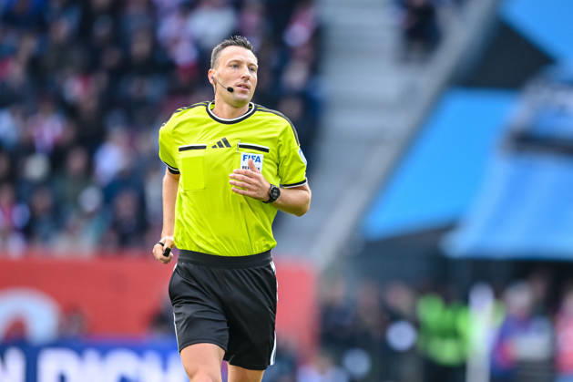 Schiedsrichter Sven Jablonski Schaut waehrend des spiels der 1. Bundesliga zwischen FC Augsburg und FC Bayern Muenchen, WWK Arena am 10. October 2026 in Augsburg, Deutschland. (Foto von Harry Langer DeFodi Images) +++ Schiedsrichter Sven Jablonski Looks on during the Bundesliga match between FC Augsburg and FC Bayern Muenchen at WWK Arena on October 10, 2026 in Augsburg, Germany. (Photo by Harry Langer DeFodi Images) DFB DFL REGULATIONS PROHIBIT ANY USE OF PHOTOGRAPHS AS IMAGE SEQUENCES AND OR QUASI-VIDEO. (Photo by Harry Langer DeFodi Images) DFB DFL REGULATIONS PROHIBIT ANY USE OF PHOTOGRAPHS AS IMAGE SEQUENCES AND OR QUASI-VIDEO. -
