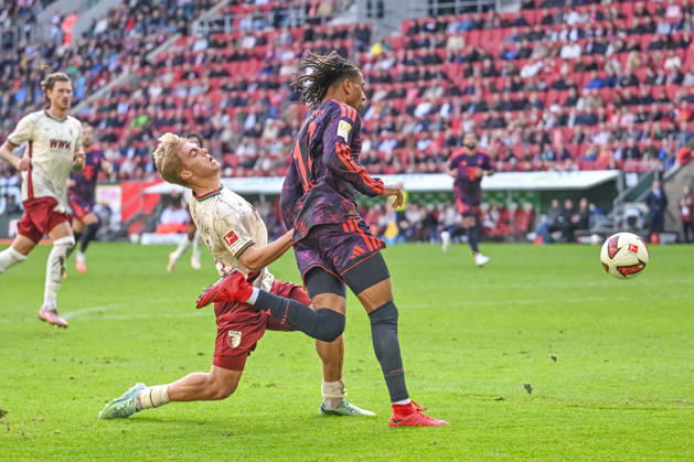 Hennes Behrens (FC Augsburg) und Michael Olise (FC Bayern Muenchen) im Zweikampf waehrend des spiels der 1. Bundesliga zwischen FC Augsburg und FC Bayern Muenchen, WWK Arena am 10. October 2026 in Augsburg, Deutschland. (Foto von Harry Langer DeFodi Images) +++ Hennes Behrens (FC Augsburg) und Michael Olise (FC Bayern Muenchen) battle for the ball during the Bundesliga match between FC Augsburg and FC Bayern Muenchen at WWK Arena on October 10, 2026 in Augsburg, Germany. (Photo by Harry Langer DeFodi Images) DFB DFL REGULATIONS PROHIBIT ANY USE OF PHOTOGRAPHS AS IMAGE SEQUENCES AND OR QUASI-VIDEO. (Photo by Harry Langer DeFodi Images) DFB DFL REGULATIONS PROHIBIT ANY USE OF PHOTOGRAPHS AS IMAGE SEQUENCES AND OR QUASI-VIDEO. -