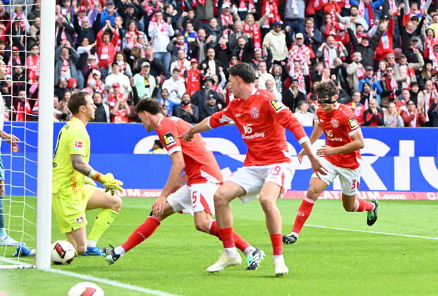 Fussball-Bundesliga - Saison 2026 2027 Mewa-Arena Mainz - 10.10.2026 1. FSV Mainz 05 (mz) - Bayer Leverkusen (lev) Anthony CACI (1. FSV Mainz 05), mi, nach dem 1:2 DFL REGULATIONS PROHIBIT ANY USE OF PHOTOGRAPHS AS IMAGE SEQUENCES AND OR QUASI VIDEO EDITORIAL USE ONLY NATIONAL AND INTERNATIONAL NEWS AGENCIES OUT Fussball-Bundesliga - 1. FSV Mainz 05