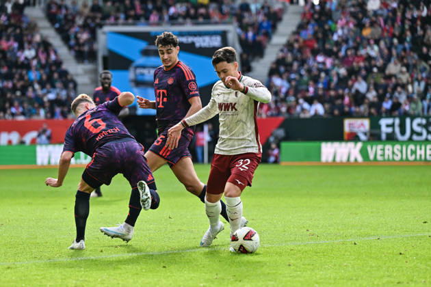 AUGSBURG, GERMANY; 10. OCTOBER: tackle between Joshua KIMMICH (FC Bayern Munich 6), Aleksandar PAVLOVIC (FC Bayern Munich 45) and Fabian RIEDER (FC Augsburg 32) during the Bundesliga Match between FC Augsburg vs. FC Bayern Munich at Matchday 5 at WWK-Arena DFL REGULATIONS PROHIBIT ANY USE OF PHOTOGRAPHS AS IMAGE SEQUENCES AND OR QUASI-VIDEO Copyright: xBEAUTIFULxSPORTS Goldbergx