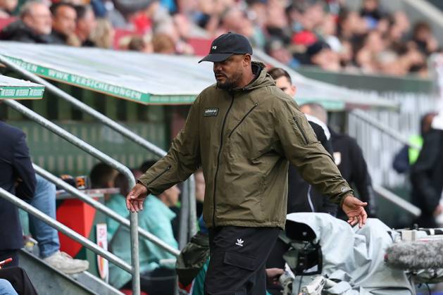 Chef-Trainer Vincent Kompany (FC Bayern Muenchen), FC Augsburg vs. FC Bayern Muenchen, Fussball, 1. Bundesliga, 5. Spieltag, 10.10.2026 DFB DFL regulations prohibit any use of photographs as image sequences and or quasi-video Augsburg Bayern Deutschland