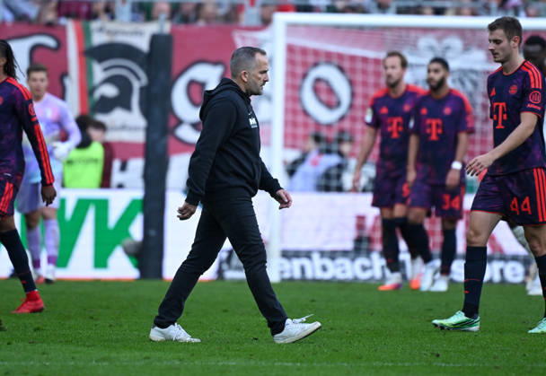 10.10.2026, xemx, Fussball 1.Bundesliga, FC Augsburg - Bayern München v.l. Cheftrainer Manuel Baum (FC Augsburg) beim Halbzeitpfiff unterwegs zum Schiedsrichter Sven Jablonski (DFL DFB REGULATIONS PROHIBIT ANY USE OF PHOTOGRAPHS as IMAGE SEQUENCES and or QUASI-VIDEO) Augsburg
