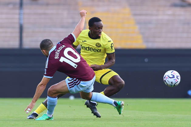 Aston Villa v Brentford, Premier League Michael Kayode of Brentford FC plays the ball past Emiliano Buendia of Aston Villa during the Aston Villa v Brentford Premier League match at Villa Park, Birmingham, England on 10 October 2026 Credit: Ryan Crockett Every Second Media Editorial use only. All images are copyright Every Second Media Limited. No images may be reproduced without prior permission. All rights reserved. Premier League and Football League images are subject to licensing agreements with Football DataCo Limited. see https: www.football-dataco.com Copyright: xIMAGO EveryxSecondxMediax ESM-2212-0048 RyanxCrockettx xEveryxSecondxMediax