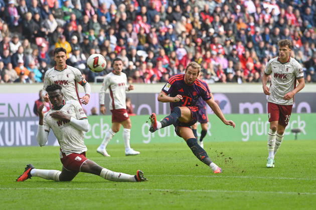 Torchance Harry KANE (Bayern Muenchen), li:Seong Hoon CHEON (FC Augsburg),Aktion,Schuss. Fussball 1. Bundesliga Saison 2026 2027, 5.Spieltag, Spieltag05, FC Augsburg - FC Bayern Muenchen am 10.10.2026 , WWK A R E N A.
