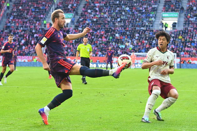 Harry KANE (Bayern Muenchen), Aktion,Zweikampf gegen Youngwoo SEOL (FC Augsburg). Fussball 1. Bundesliga Saison 2026 2027, 5.Spieltag, Spieltag05, FC Augsburg - FC Bayern Muenchen am 10.10.2026 , WWK A R E N A.