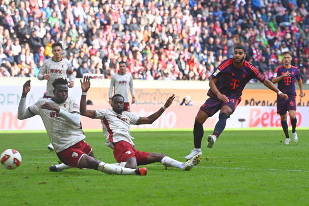 Torchance Ismael SAIBARI (Bayern Muenchen), li:Chrislain MATSIMA (FC AUGSBURG), Seong Hoon CHEON (FC Augsburg),Aktion,Schuss. Fussball 1. Bundesliga Saison 2026 2027, 5.Spieltag, Spieltag05, FC Augsburg - FC Bayern Muenchen am 10.10.2026 , WWK A R E N A.