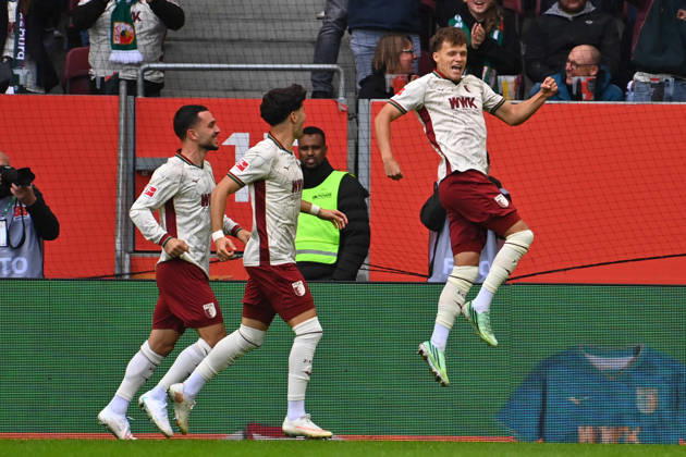 Torjubel Robin FELLHAUER (FC Augsburg) li:Rodrigo Duarte RIBEIRO (FC Augsburg), Arijon IBRAHIMOVIC Fussball 1. Bundesliga Saison 2026 2027, 5.Spieltag, Spieltag05, FC Augsburg - FC Bayern Muenchen am 10.10.2026 , WWK A R E N A.