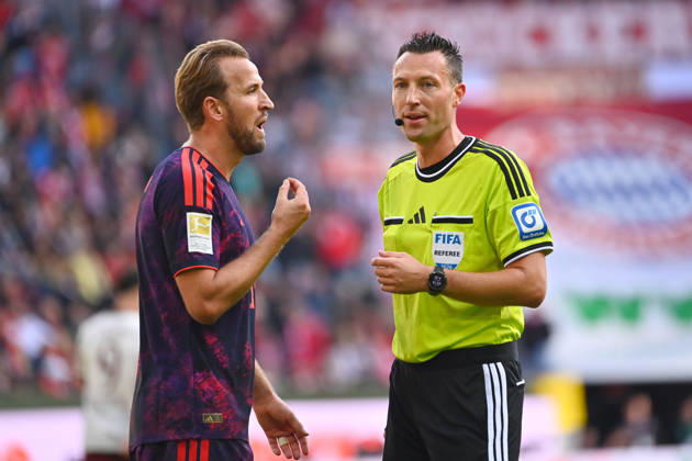 Harry KANE (Bayern Muenchen) mit Schiedsrichter Sven JABLONSKI. Fussball 1. Bundesliga Saison 2026 2027, 5.Spieltag, Spieltag05, FC Augsburg - FC Bayern Muenchen am 10.10.2026 , WWK A R E N A.