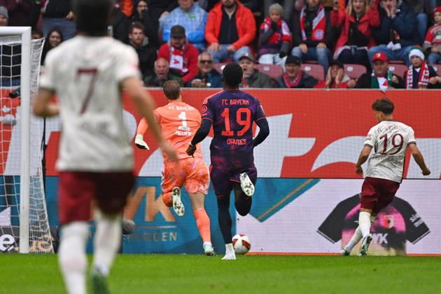 Tor Robin FELLHAUER (FC Augsburg) zum 1-0,Aktion,Schuss gegen Manuel NEUER (Torwart Bayern Muenchen). Fussball 1. Bundesliga Saison 2026 2027, 5.Spieltag, Spieltag05, FC Augsburg - FC Bayern Muenchen am 10.10.2026 , WWK A R E N A.