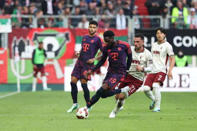 Alphonso Davies (FC Bayern Muenchen, 19) mit Arijon Ibrahimovic (FC Augsburg, 21), GER, FC Augsburg vs. FC Bayern Muenchen, Fussball, Bundesliga, 5. Spieltag, Saison 2026 2027, 10.10.2026, DFL DFB REGULATIONS PROHIBIT ANY USE OF PHOTOGRAPHS as IMAGE SEQUENCES and or QUASI-VIDEO, GER, FC Augsburg vs. FC Bayern Muenchen, Fussball, Bundesliga, 5. Spieltag, Saison 2026 2027, 10.10.2026 Augsburg Copyright: xEibner-Pressefoto JennixMaulx EP_JML
