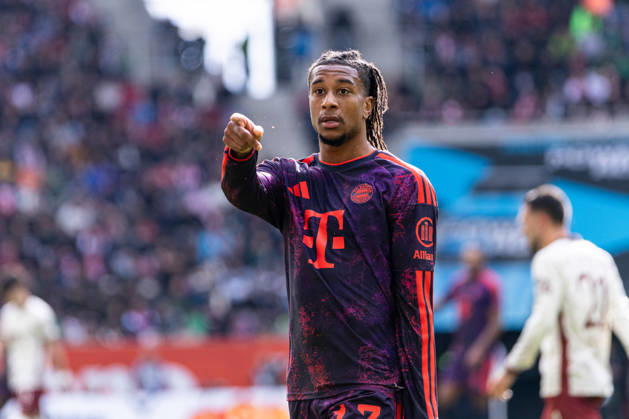 Deutschland: FC Augsburg vs FC Bayern München, 1. Bundesliga, 5. Spieltag, Saison 2026 27, WWK Arena (Augsburg): Michael Olise, (FC Bayern München, 17) zeigt mit dem Finger auf etwas, Portraitfoto, Portrait, Einzelaufnahme, Porträt Augsburg WWK Arena Bayern Deutschland Copyright: xBenedictxChristx