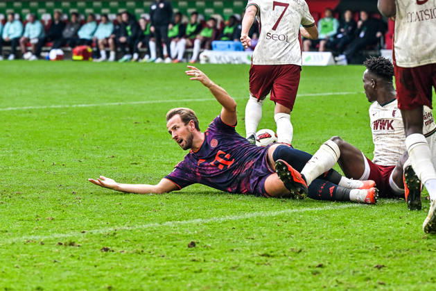 10.10.2026, GER, Fußball, Herren, 1. Bundesliga, 5. Spieltag, FC Augsburg vs FC Bayern München Harry Kane (Bayern Muenchen, 9) reklamiert Elfmeter Augsburg WWK-Arena Bayern Deutschland Copyright: xNordphotox xHafnerx