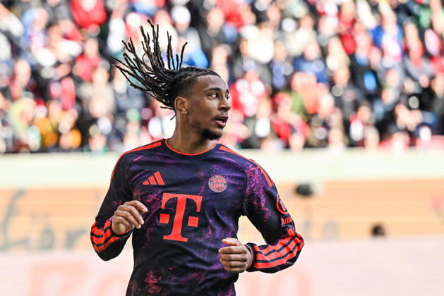 10.10.2026, GER, Fußball, Herren, 1. Bundesliga, 5. Spieltag, FC Augsburg vs FC Bayern München Michael Olise (Bayern Muenchen, 17) stehen die Haare zu Berge Augsburg WWK-Arena Bayern Deutschland Copyright: xNordphotox xHafnerx