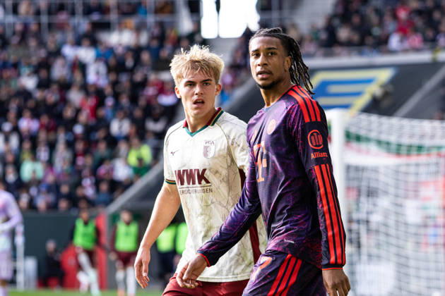 Deutschland: FC Augsburg vs FC Bayern München, 1. Bundesliga, 5. Spieltag, Saison 2026 27, WWK Arena (Augsburg): Hennes Behrens, (FC Augsburg, 16), Michael Olise, (FC Bayern München, 17) Augsburg WWK Arena Bayern Deutschland Copyright: xBenedictxChristx