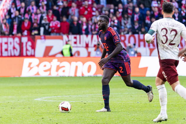 Deutschland: FC Augsburg vs FC Bayern München, 1. Bundesliga, 5. Spieltag, Saison 2026 27, WWK Arena (Augsburg): Dayot Upamecano, (FC Bayern München, 2) am Ball Augsburg WWK Arena Bayern Deutschland Copyright: xBenedictxChristx