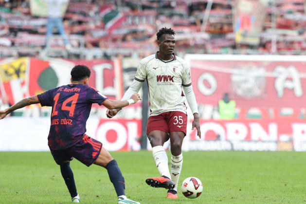 Abdulai Bah (FC Augsburg, 35) mit Luis Diaz (FC Bayern Muenchen, 14), GER, FC Augsburg vs. FC Bayern Muenchen, Fussball, Bundesliga, 5. Spieltag, Saison 2026 2027, 10.10.2026, DFL DFB REGULATIONS PROHIBIT ANY USE OF PHOTOGRAPHS as IMAGE SEQUENCES and or QUASI-VIDEO, GER, FC Augsburg vs. FC Bayern Muenchen, Fussball, Bundesliga, 5. Spieltag, Saison 2026 2027, 10.10.2026 Augsburg Copyright: xEibner-Pressefoto JennixMaulx EP_JML